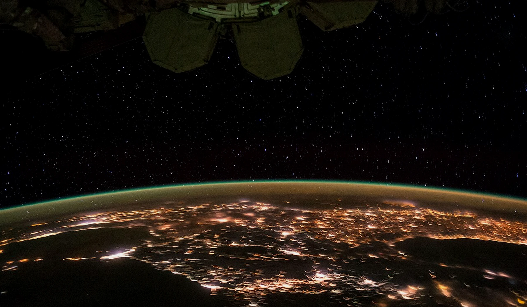 Europa di notte vista dalla Stazione Spaziale Internazionale